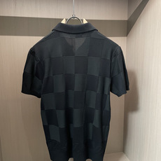 lv 2026ss夏季新品男士针织翻领短袖衫!独家首发 采用纤维超细与高弹的伊力特纱线织造而成,质感与 lv 2026ss夏季新品男士针织翻领短袖衫!独家首发 采用纤维超细与高弹的伊力特纱线织造而成,质感与