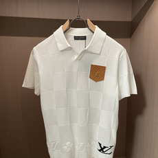 lv 2026ss夏季新品男士针织翻领短袖衫!独家首发 采用纤维超细与高弹的伊力特纱线织造而成,质感与 lv 2026ss夏季新品男士针织翻领短袖衫!独家首发 采用纤维超细与高弹的伊力特纱线织造而成,质感与