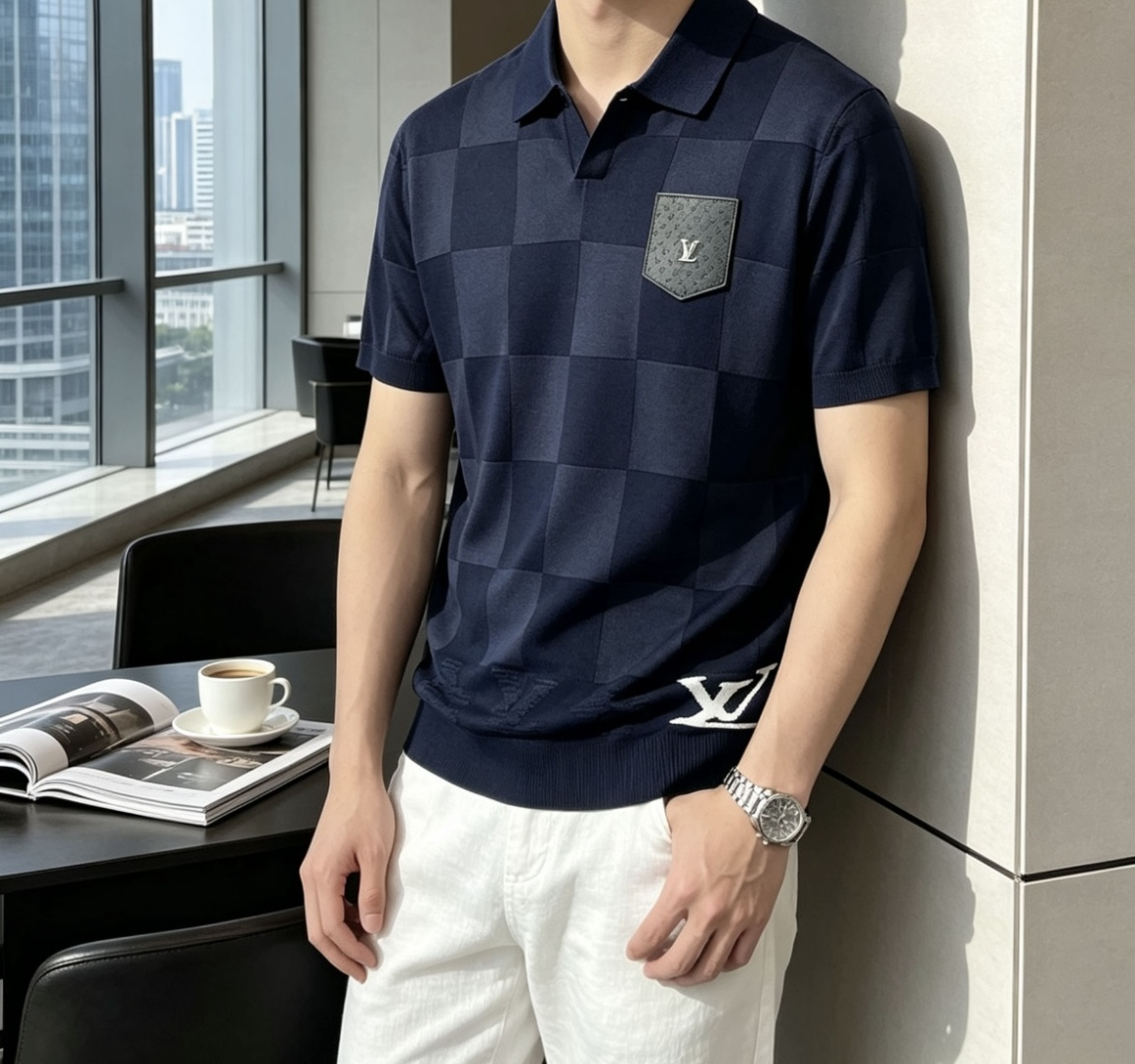 NO:913494,lv 2026ss new summer men’s knitted lapel short-sleeved shirt!  Exclusive first release. It is woven with ultra-fine fiber and high-elastic Yilite yarn. The texture and texture are super soft, very light and soft, and the hand feels extremely delicate and silky. The finer the yarn, the harder it is to work, and it is very time-consuming and material-consuming. It is a super rare product. The particularity of the fabric of each piece of clothing makes it silky soft and smooth. The unique embroidery pattern on the chest, you can feel its softness and smoothness when it comes into contact with the skin!  The overall design is simple and elegant, continuing the classic, calm and elegant classic color scheme, naturally exuding casual elegance. Size m-xxxl ss1, Louis Vuitton, T-shirt,19860909lv 2026ss夏季新品男士针织翻领短袖衫！独家首发 采用纤维超细与高弹的伊力特纱线织造而成,质感与纹理都是超级的柔和,非常的轻薄柔软,手感极其的细腻丝滑,纱线越细做工就越难,并且非常的耗时耗料,超级难得一见的佳品,每件衣服的面料的特殊性使它具有丝般的柔软和润滑,胸前独特刺绣图案,与肌肤接触就能感觉到它的柔软和爽滑！整体简洁、大气,延续经典,沉稳大气的经典配色,自然散发出的休闲儒雅 尺码m-xxxl   ss1,,louis vuitton,T-shirt,,Men's clothing