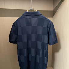 lv 2026ss夏季新品男士针织翻领短袖衫!独家首发 采用纤维超细与高弹的伊力特纱线织造而成,质感与 lv 2026ss夏季新品男士针织翻领短袖衫!独家首发 采用纤维超细与高弹的伊力特纱线织造而成,质感与
