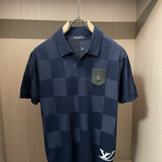 lv 2026ss夏季新品男士针织翻领短袖衫!独家首发 采用纤维超细与高弹的伊力特纱线织造而成,质感与 lv 2026ss夏季新品男士针织翻领短袖衫!独家首发 采用纤维超细与高弹的伊力特纱线织造而成,质感与