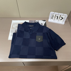 lv 2026ss夏季新品男士针织翻领短袖衫!独家首发 采用纤维超细与高弹的伊力特纱线织造而成,质感与 lv 2026ss夏季新品男士针织翻领短袖衫!独家首发 采用纤维超细与高弹的伊力特纱线织造而成,质感与