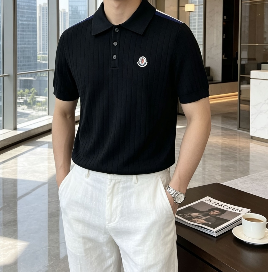 NO:913496,Mengkou 2026ss new summer men's knitted lapel short-sleeved shirt!  Exclusive first release. It is woven with ultra-fine fiber and high-elastic Yilite yarn. The texture and texture are super soft, very light and soft, and the hand feels extremely delicate and silky. The finer the yarn, the harder it is to work, and it is very time-consuming and material-consuming. It is a super rare product. The particularity of the fabric of each piece of clothing makes it silky soft and smooth. The unique embroidery pattern on the chest, you can feel its softness and smoothness when it comes into contact with the skin!  The overall design is simple and elegant, continuing the classic, calm and elegant classic color scheme, naturally exuding casual elegance. Size m-xxxl ss1,,Moncler,T-shirt,19860909蒙口 2026ss夏季新品男士针织翻领短袖衫！独家首发 采用纤维超细与高弹的伊力特纱线织造而成,质感与纹理都是超级的柔和,非常的轻薄柔软,手感极其的细腻丝滑,纱线越细做工就越难,并且非常的耗时耗料,超级难得一见的佳品,每件衣服的面料的特殊性使它具有丝般的柔软和润滑,胸前独特刺绣图案,与肌肤接触就能感觉到它的柔软和爽滑！整体简洁、大气,延续经典,沉稳大气的经典配色,自然散发出的休闲儒雅 尺码m-xxxl   ss1,,Moncler,T-shirt,,Men's clothing