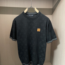 Lv 2026ss夏季新品男士针织圆领短袖衫!独家首发 采用纤维超细与高弹的伊力特纱线织造而成,质感与纹 Lv 2026ss夏季新品男士针织圆领短袖衫!独家首发 采用纤维超细与高弹的伊力特纱线织造而成,质感与纹