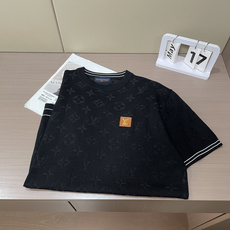 Lv 2026ss夏季新品男士针织圆领短袖衫!独家首发 采用纤维超细与高弹的伊力特纱线织造而成,质感与纹 Lv 2026ss夏季新品男士针织圆领短袖衫!独家首发 采用纤维超细与高弹的伊力特纱线织造而成,质感与纹