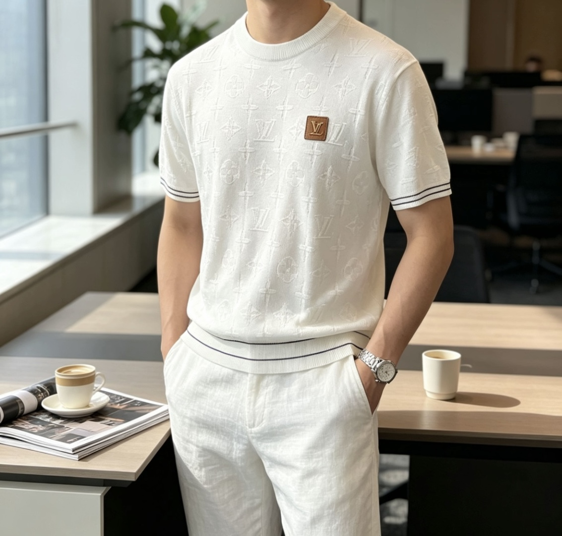 NO:913451,Lv 2026ss new summer men’s knitted round neck short-sleeved shirt!  Exclusive first release. It is woven with ultra-fine fiber and high-elastic Yilite yarn. The texture and texture are super soft, very light and soft, and the hand feels extremely delicate and silky. The finer the yarn, the harder it is to work, and it is very time-consuming and material-consuming. It is a super rare product. The particularity of the fabric of each piece of clothing makes it silky soft and smooth. The unique embroidery pattern on the chest, you can feel its softness and smoothness when it comes into contact with the skin!  The overall design is simple and elegant, continuing the classic, calm and elegant classic color scheme, naturally exuding casual elegance. Size m-xxxl ss1, Louis Vuitton, T-shirt,19860909Lv 2026ss夏季新品男士针织圆领短袖衫！独家首发 采用纤维超细与高弹的伊力特纱线织造而成,质感与纹理都是超级的柔和,非常的轻薄柔软,手感极其的细腻丝滑,纱线越细做工就越难,并且非常的耗时耗料,超级难得一见的佳品,每件衣服的面料的特殊性使它具有丝般的柔软和润滑,胸前独特刺绣图案,与肌肤接触就能感觉到它的柔软和爽滑！整体简洁、大气,延续经典,沉稳大气的经典配色,自然散发出的休闲儒雅 尺码m-xxxl   ss1,,louis vuitton,T-shirt,,Men's clothing