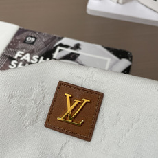 Lv 2026ss夏季新品男士针织圆领短袖衫!独家首发 采用纤维超细与高弹的伊力特纱线织造而成,质感与纹 Lv 2026ss夏季新品男士针织圆领短袖衫!独家首发 采用纤维超细与高弹的伊力特纱线织造而成,质感与纹