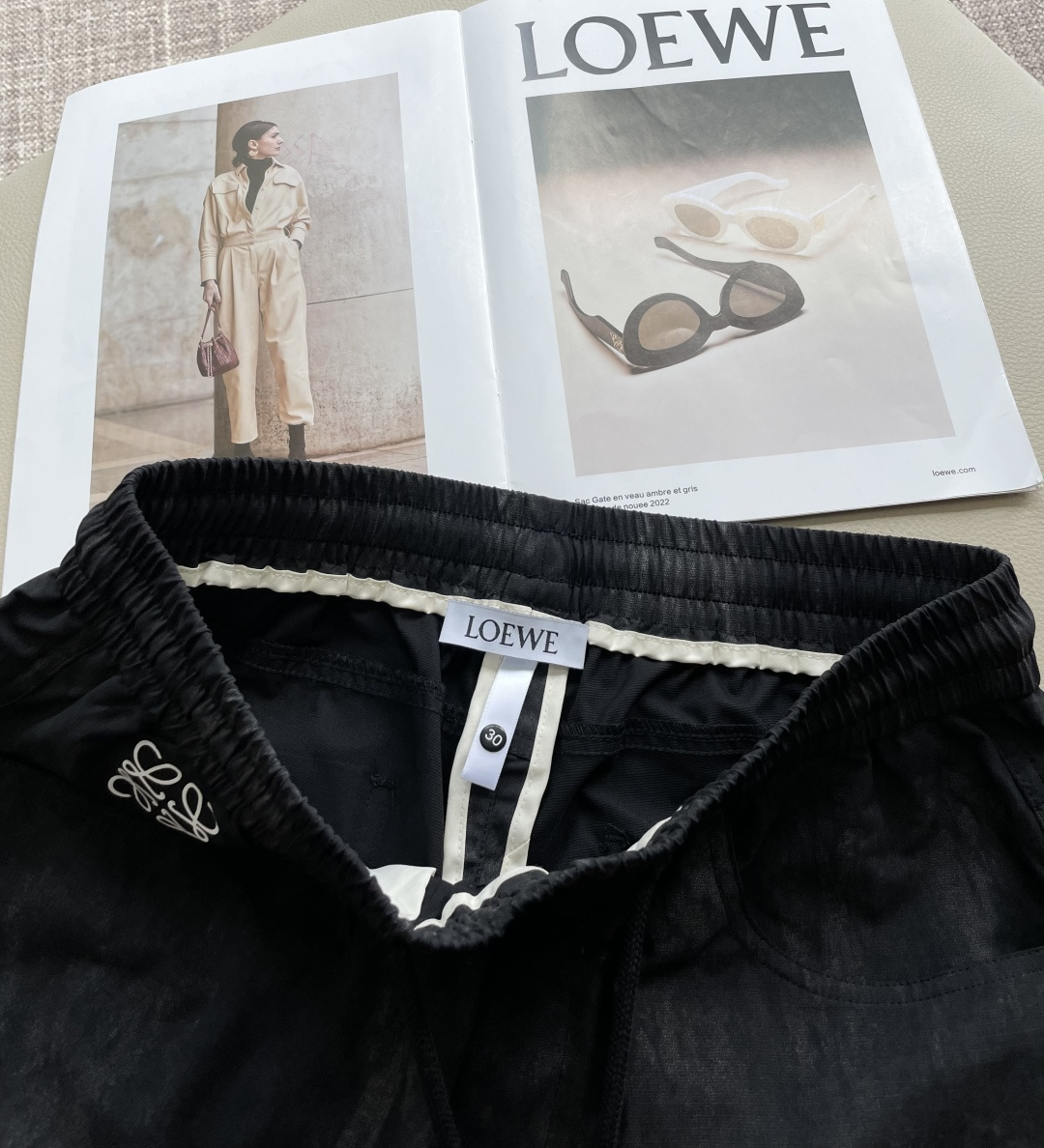 Loewe 2026新品高级肌理感工装短裤，抽绳腰头适配各类身形，侧边工装袋+金属扣细节拉满质感，经典标