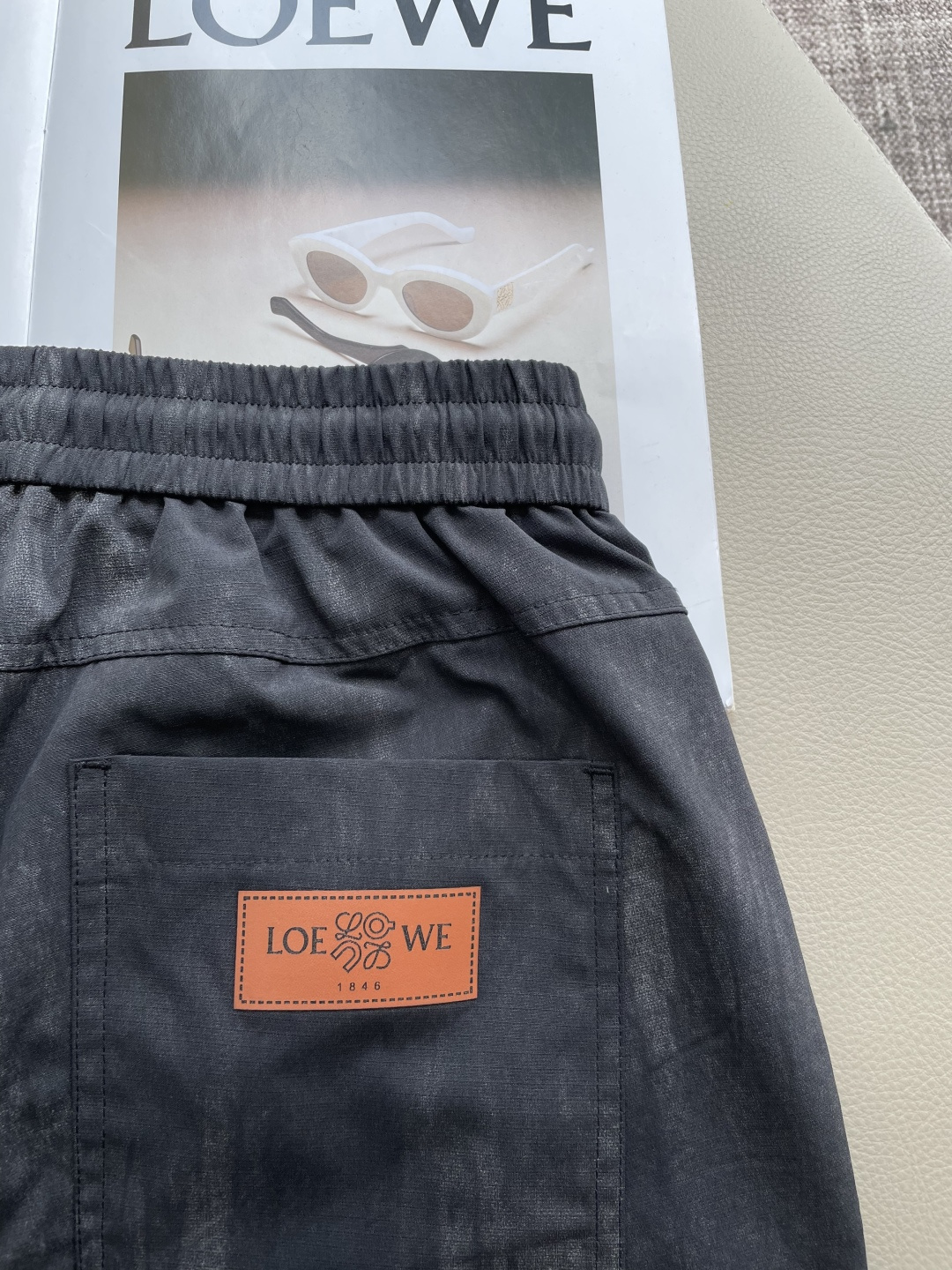 Loewe 2026新品高级肌理感工装短裤，抽绳腰头适配各类身形，侧边工装袋+金属扣细节拉满质感，经典标