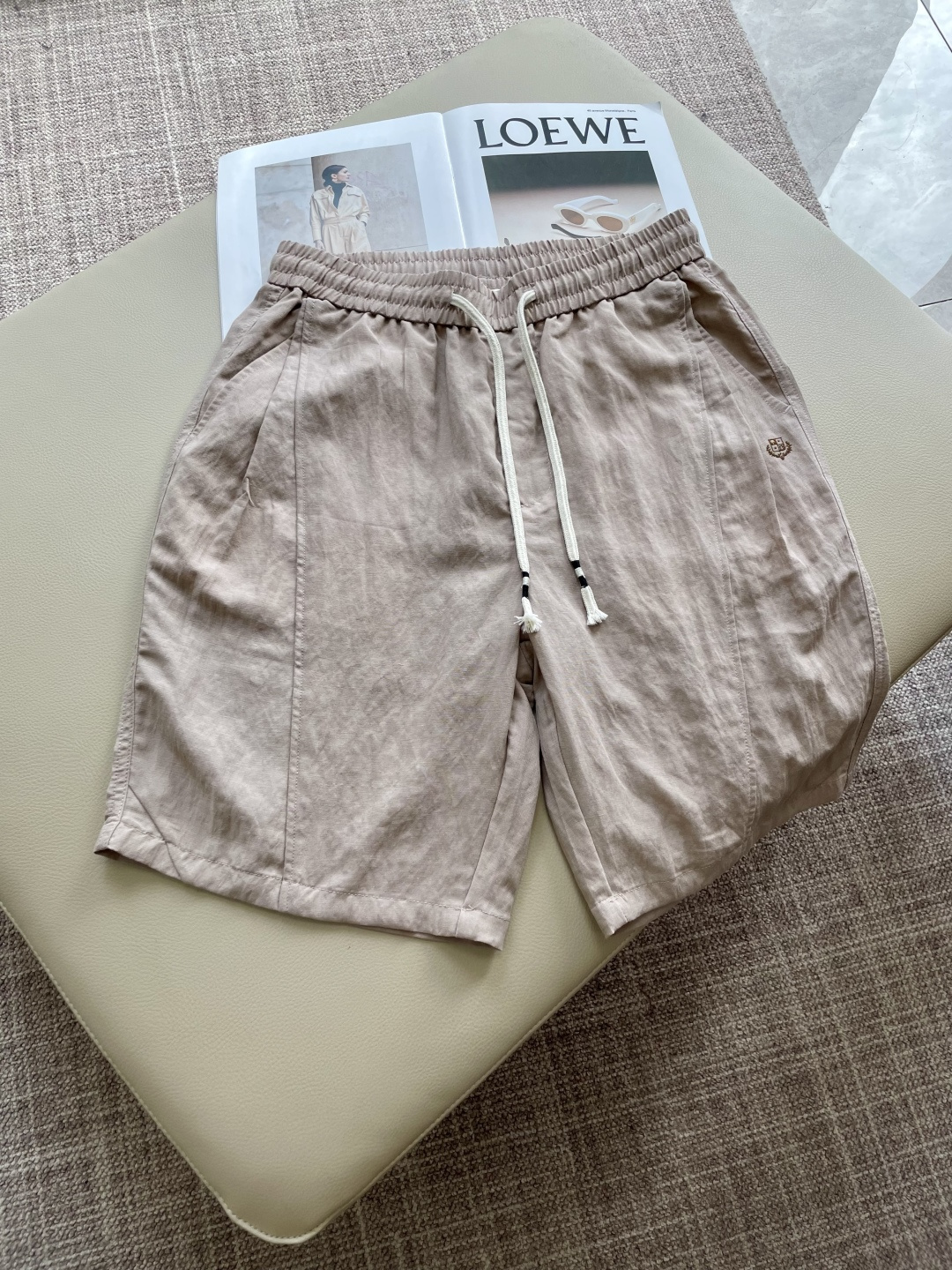 Loro piana 甄选透气麻感面料，自带自然肌理褶皱，松弛抽绳腰头适配多种身形，利落分割走线修饰腿型