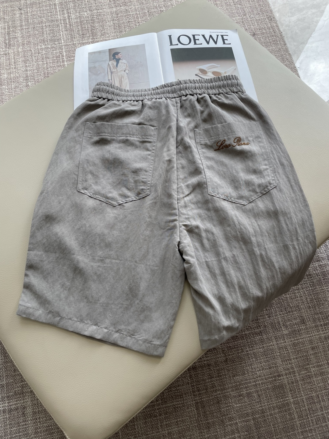 Loro piana 甄选透气麻感面料，自带自然肌理褶皱，松弛抽绳腰头适配多种身形，利落分割走线修饰腿型