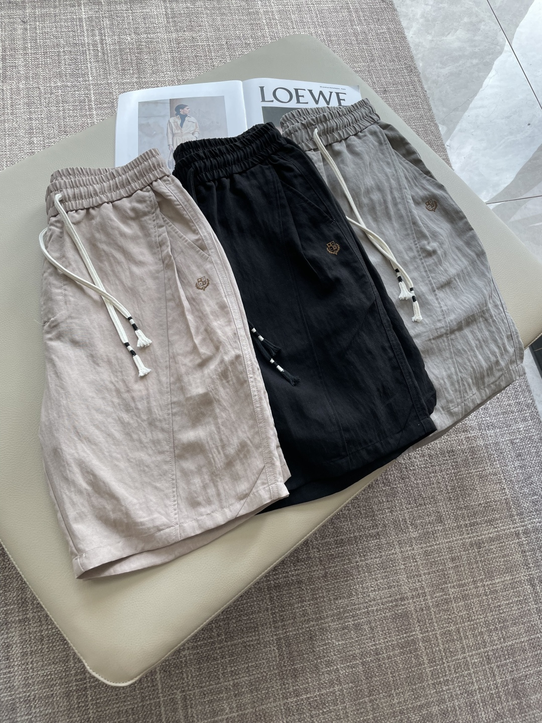 Loro piana 甄选透气麻感面料，自带自然肌理褶皱，松弛抽绳腰头适配多种身形，利落分割走线修饰腿型