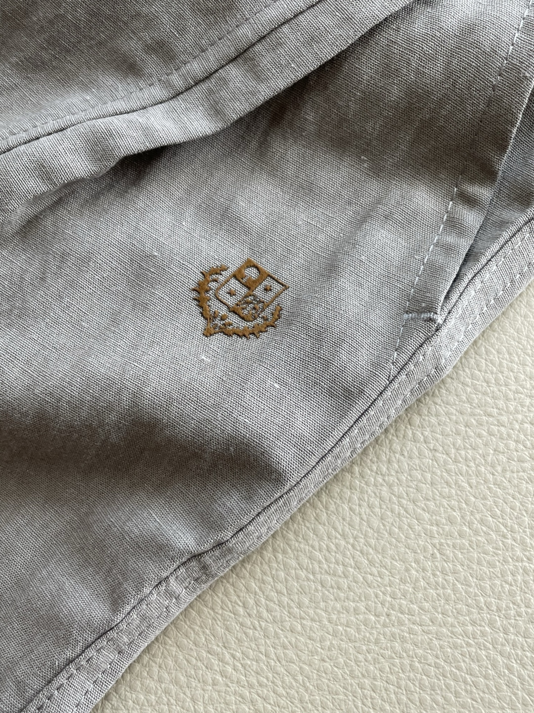 Loro piana 甄选透气麻感面料，自带自然肌理褶皱，松弛抽绳腰头适配多种身形，利落分割走线修饰腿型