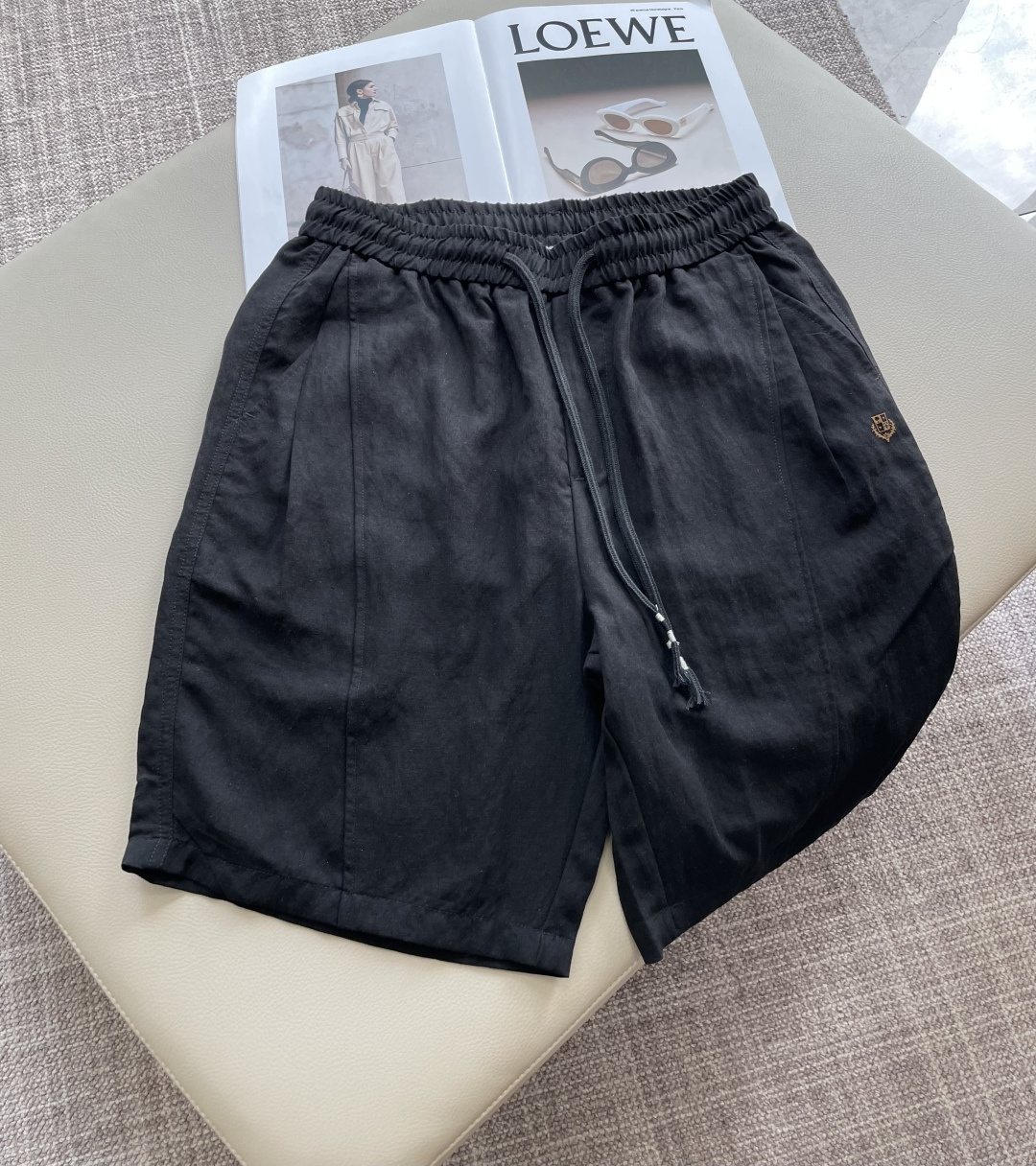 Loro piana 甄选透气麻感面料，自带自然肌理褶皱，松弛抽绳腰头适配多种身形，利落分割走线修饰腿型