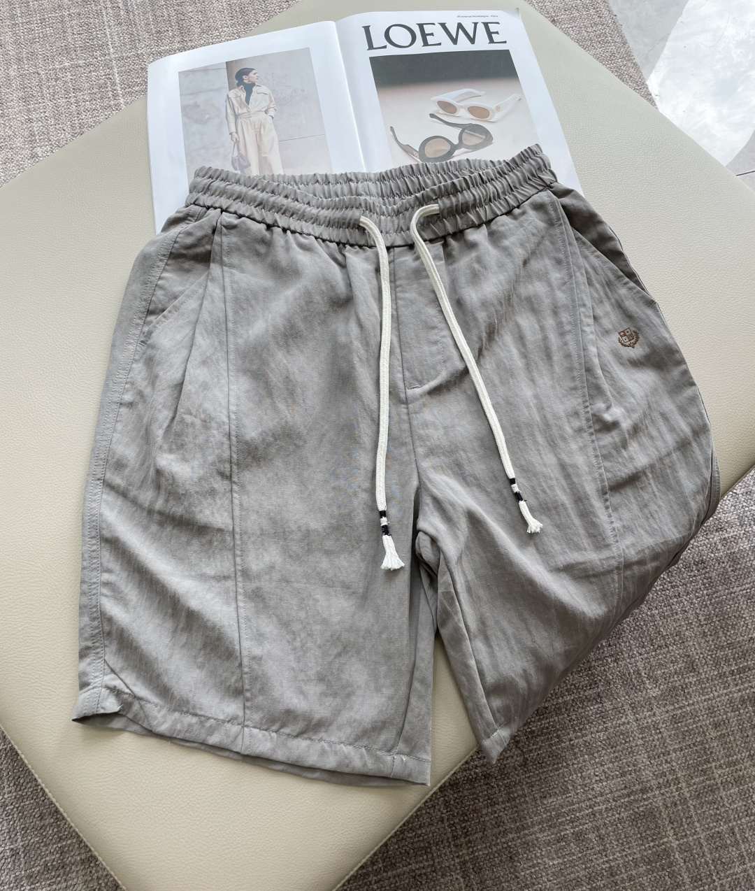 Loro piana 甄选透气麻感面料，自带自然肌理褶皱，松弛抽绳腰头适配多种身形，利落分割走线修饰腿型