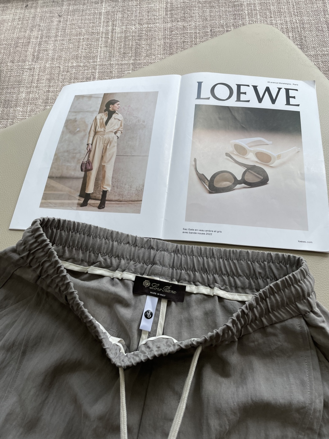 Loro piana 甄选透气麻感面料，自带自然肌理褶皱，松弛抽绳腰头适配多种身形，利落分割走线修饰腿型