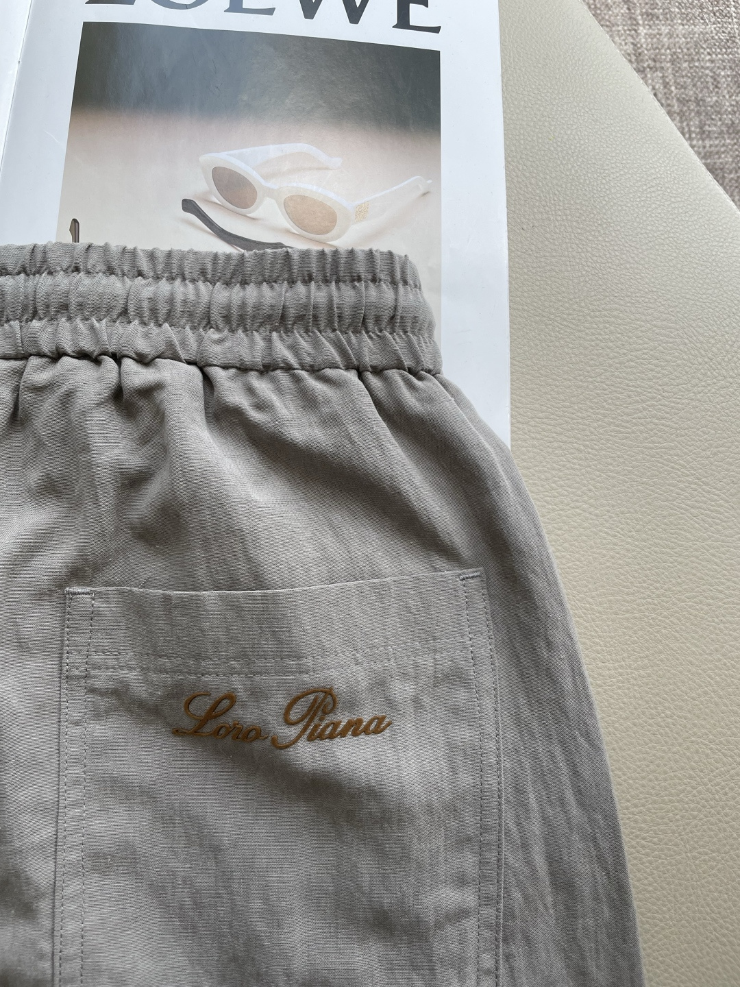 Loro piana 甄选透气麻感面料，自带自然肌理褶皱，松弛抽绳腰头适配多种身形，利落分割走线修饰腿型