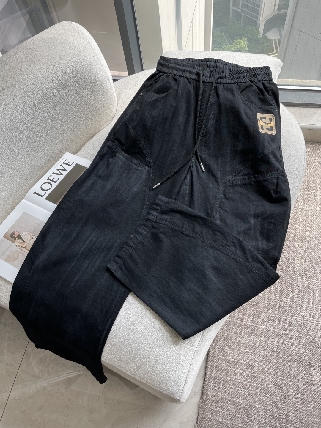FD 2026新品 利落解构剪裁重塑工装格调，松紧抽绳腰头兼顾自在与版型，多片式分割走线强化立体轮廓，皮