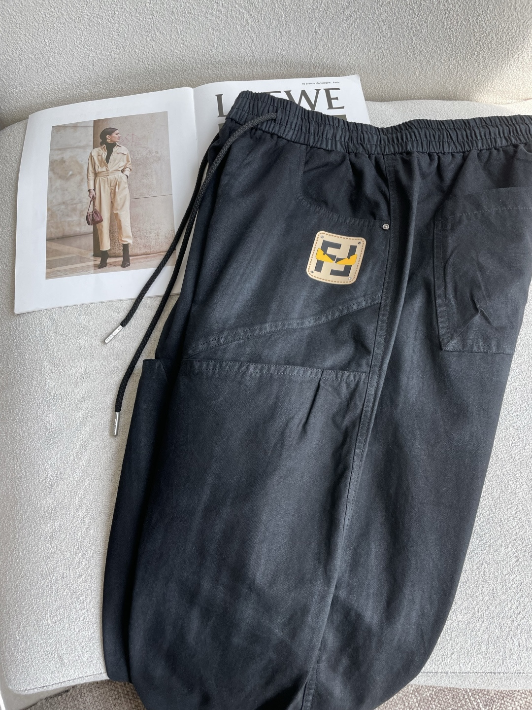 FD 2026新品 利落解构剪裁重塑工装格调，松紧抽绳腰头兼顾自在与版型，多片式分割走线强化立体轮廓，皮