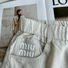 miumiu 2026新品 半松紧腰头兼顾贴合度与穿着自在感,浅灰自带柔和肌理感,纯黑利落百搭,口袋处l miumiu 2026新品 半松紧腰头兼顾贴合度与穿着自在感,浅灰自带柔和肌理感,纯黑利落百搭,口袋处l