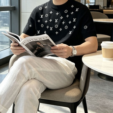 Lv 2026ss夏季新品男士针织圆领短袖衫!独家首发 采用纤维超细与高弹的伊力特纱线织造而成,质感与纹 Lv 2026ss夏季新品男士针织圆领短袖衫!独家首发 采用纤维超细与高弹的伊力特纱线织造而成,质感与纹