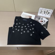 Lv 2026ss夏季新品男士针织圆领短袖衫!独家首发 采用纤维超细与高弹的伊力特纱线织造而成,质感与纹 Lv 2026ss夏季新品男士针织圆领短袖衫!独家首发 采用纤维超细与高弹的伊力特纱线织造而成,质感与纹