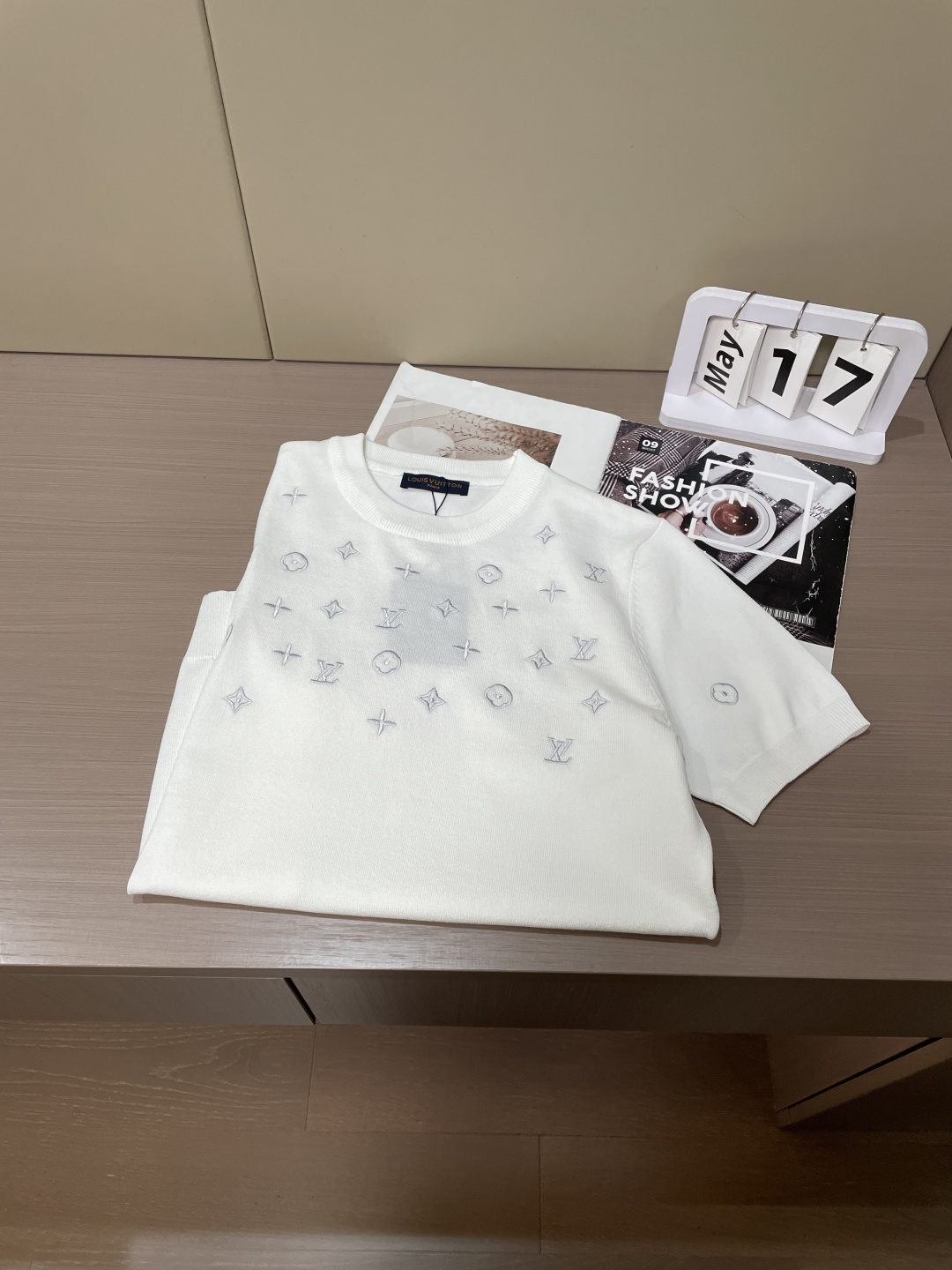 Lv 2026ss夏季新品男士针织圆领短袖衫！独家首发 采用纤维超细与高弹的伊力特纱线织造而成，质感与纹