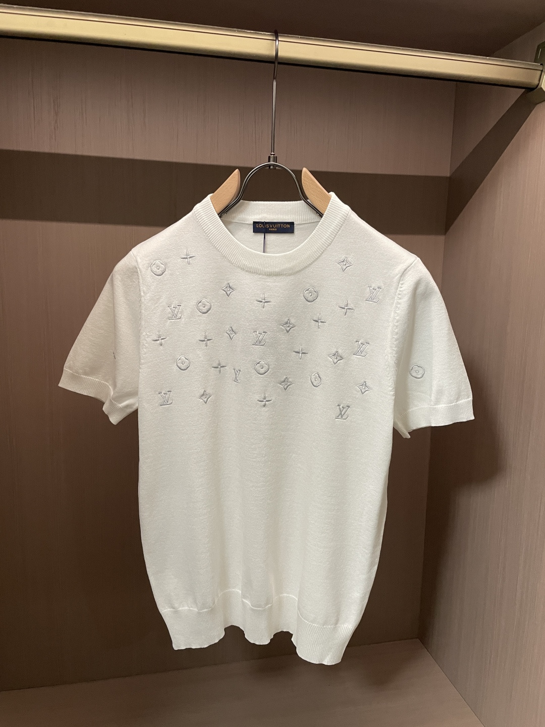 Lv 2026ss夏季新品男士针织圆领短袖衫！独家首发 采用纤维超细与高弹的伊力特纱线织造而成，质感与纹