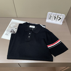 TB 2026ss夏季新品男士针织翻领短袖衫!独家首发 采用纤维超细与高弹的伊力特纱线织造而成,质感与纹 TB 2026ss夏季新品男士针织翻领短袖衫!独家首发 采用纤维超细与高弹的伊力特纱线织造而成,质感与纹