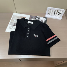 TB 2026ss夏季新品男士针织翻领短袖衫!独家首发 采用纤维超细与高弹的伊力特纱线织造而成,质感与纹 TB 2026ss夏季新品男士针织翻领短袖衫!独家首发 采用纤维超细与高弹的伊力特纱线织造而成,质感与纹