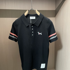 TB 2026ss夏季新品男士针织翻领短袖衫!独家首发 采用纤维超细与高弹的伊力特纱线织造而成,质感与纹 TB 2026ss夏季新品男士针织翻领短袖衫!独家首发 采用纤维超细与高弹的伊力特纱线织造而成,质感与纹