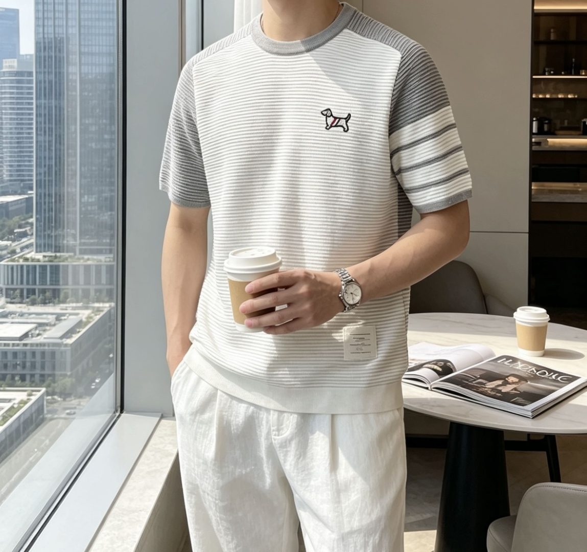 TB 2026ss夏季新品男士针织圆领短袖衫！独家首发 采用纤维超细与高弹的伊力特纱线织造而成，质感与纹