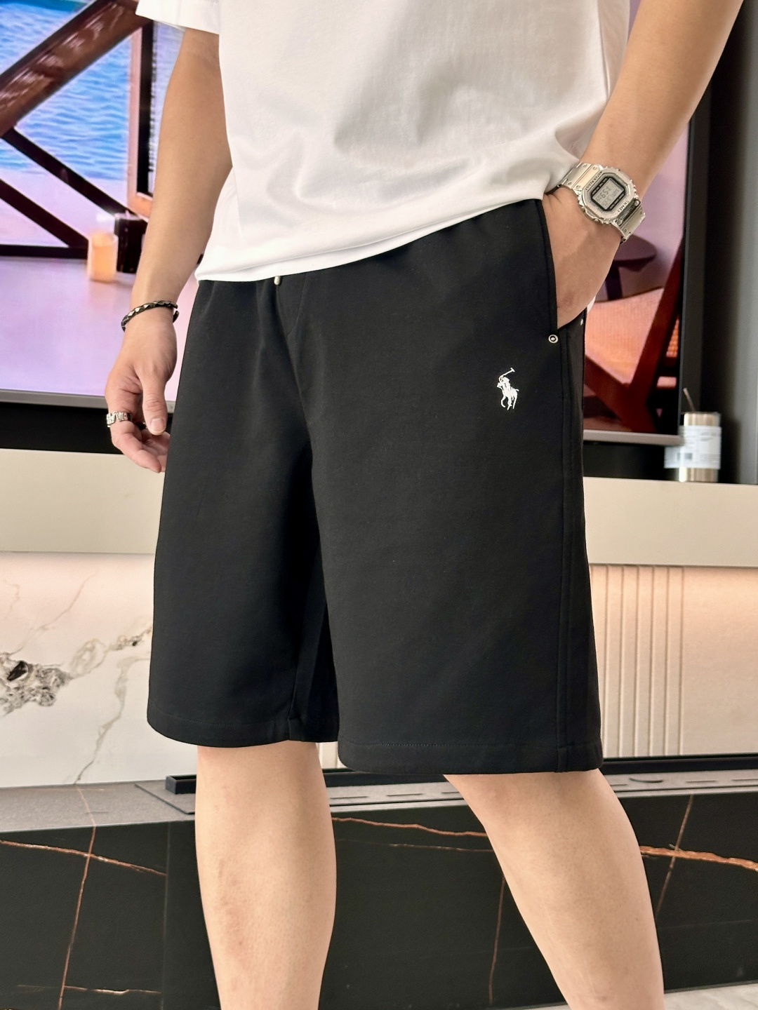 NO:858903,Ralph Lauren 2026 Summer Shorts!  Versatile casual pants with elastic waist!  Elastic waist and pockets on both sides. The fabric is made of custom-woven high-count pure cotton. The upper body is breathable, soft and skin-friendly, and feels delicate. The waist is knitted with an elastic waist and a drawstring. The upper body does not have to worry about the discomfort of being too loose or too tight. Whether at home, going out, or traveling, it is your best choice for summer!  Size M-3XL,,shorts,19860909拉夫劳伦 2026夏季短裤！百搭松紧腰休闲五分裤！松紧腰 两侧插袋 面料采用客供定织高支纯棉料,上身透气,柔软亲肤,手感细腻、 腰部针织松紧腰加抽绳,上身不用担心过松过紧的不舒适感 ,无论居家,外出,旅游,都是您夏日的最佳选择！ 码数M-3XL,,shorts,,Men's clothing