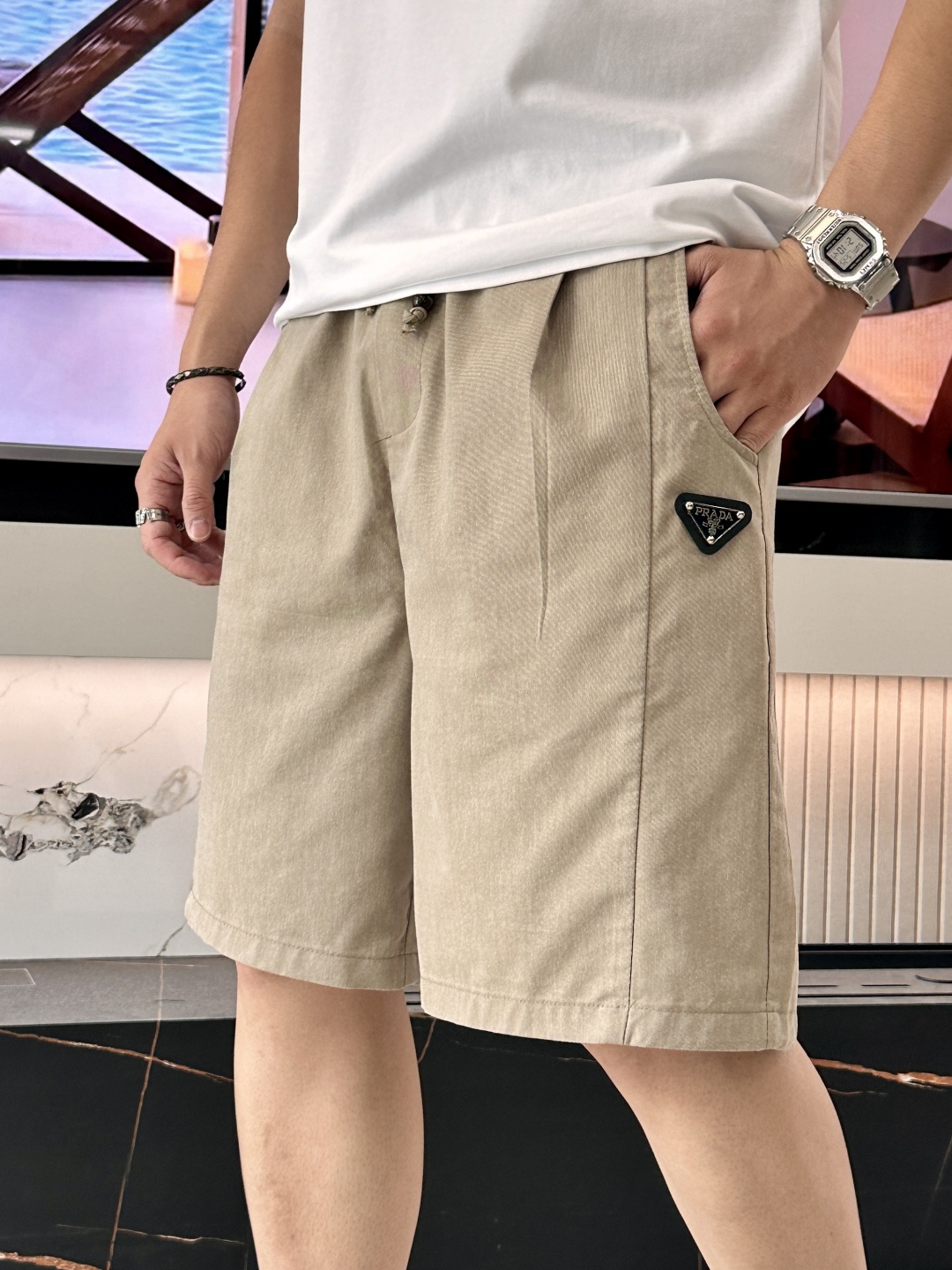 . Prad 简约不简单的质感短裤，承包夏日所有随性穿搭✨垂顺透气面料，上身轻盈不闷汗，日常通勤、休闲出