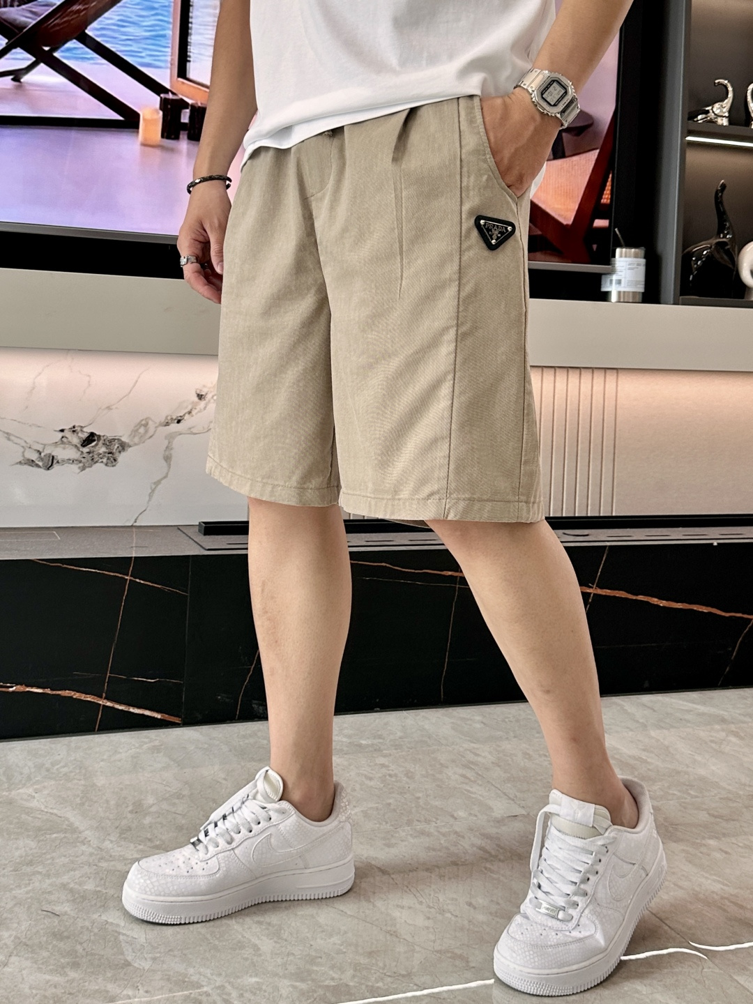 . Prad 简约不简单的质感短裤，承包夏日所有随性穿搭✨垂顺透气面料，上身轻盈不闷汗，日常通勤、休闲出