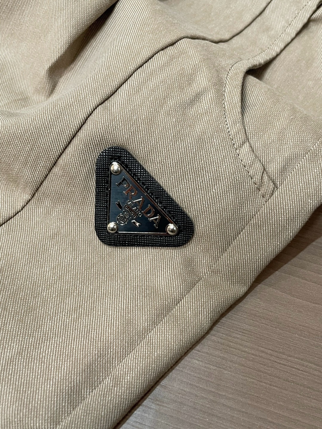 . Prad 简约不简单的质感短裤，承包夏日所有随性穿搭✨垂顺透气面料，上身轻盈不闷汗，日常通勤、休闲出