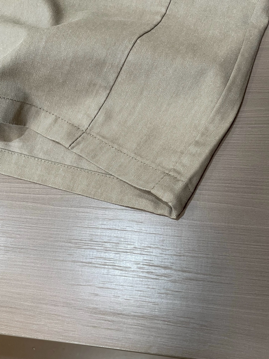 . Prad 简约不简单的质感短裤，承包夏日所有随性穿搭✨垂顺透气面料，上身轻盈不闷汗，日常通勤、休闲出
