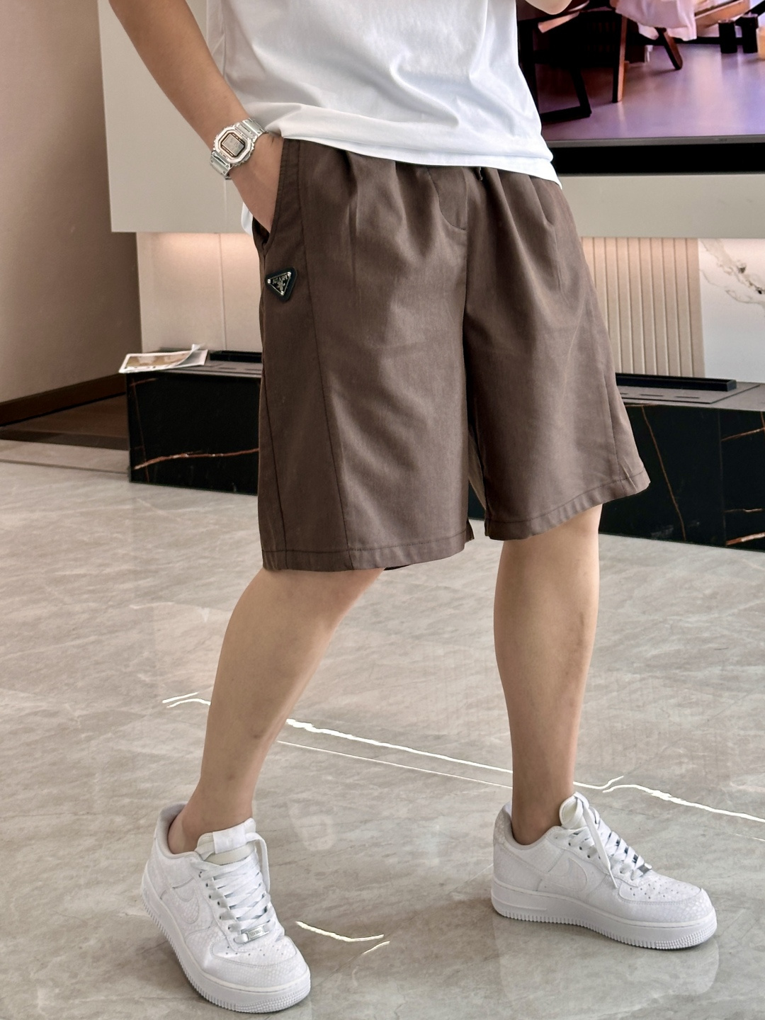 NO:858917,Prad's simple but not simple textured shorts are suitable for all casual summer outfits. The drapey and breathable fabric makes the upper body light and sweat-free. It is suitable for daily commuting and leisure travel. The elastic drawstring waistband accommodates various waist sizes, making it comfortable and unrestricted. The triangle logo details on the side are embellished, low-key and concealing the high-end texture. The neat five-point pants shape modifies the leg shape without being too picky. It balances comfort and style, making it easy to wear a luxurious and relaxed feeling.  A must-have item for boys in summer, it is versatile and has a high-end feel. Sizes are m-xxxl, prada, shorts,19860909Prad 简约不简单的质感短裤,承包夏日所有随性穿搭 垂顺透气面料,上身轻盈不闷汗,日常通勤、休闲出行都适配 松紧抽绳腰头,包容各种腰围,自在无束缚 侧边三角标细节点缀,低调暗藏高级质感 利落五分裤型,修饰腿型不挑身材 兼顾舒适与格调,轻松穿出轻奢松弛感 夏日男生刚需单品,百搭不出错,高级感拉满 尺码m-xxxl,,prada,shorts,,Men's clothing