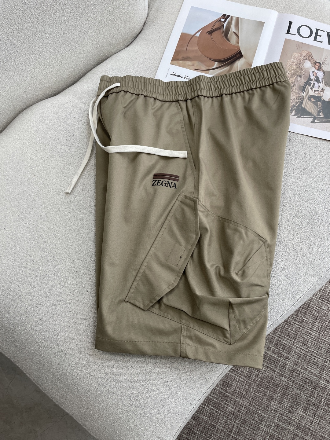 . ZEGNA 意式轻工装休闲短裤甄选高定级透气速干面料，触感如丝绸般顺滑，自带冰感垂坠。薄而不透，出汗