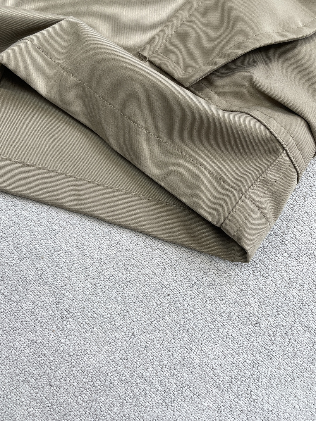 . ZEGNA 意式轻工装休闲短裤甄选高定级透气速干面料，触感如丝绸般顺滑，自带冰感垂坠。薄而不透，出汗