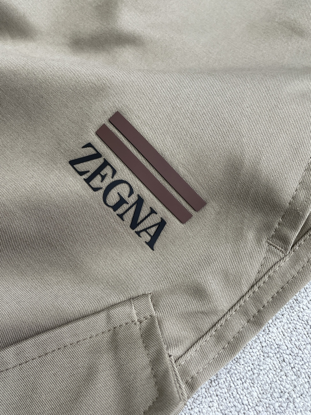 . ZEGNA 意式轻工装休闲短裤甄选高定级透气速干面料，触感如丝绸般顺滑，自带冰感垂坠。薄而不透，出汗