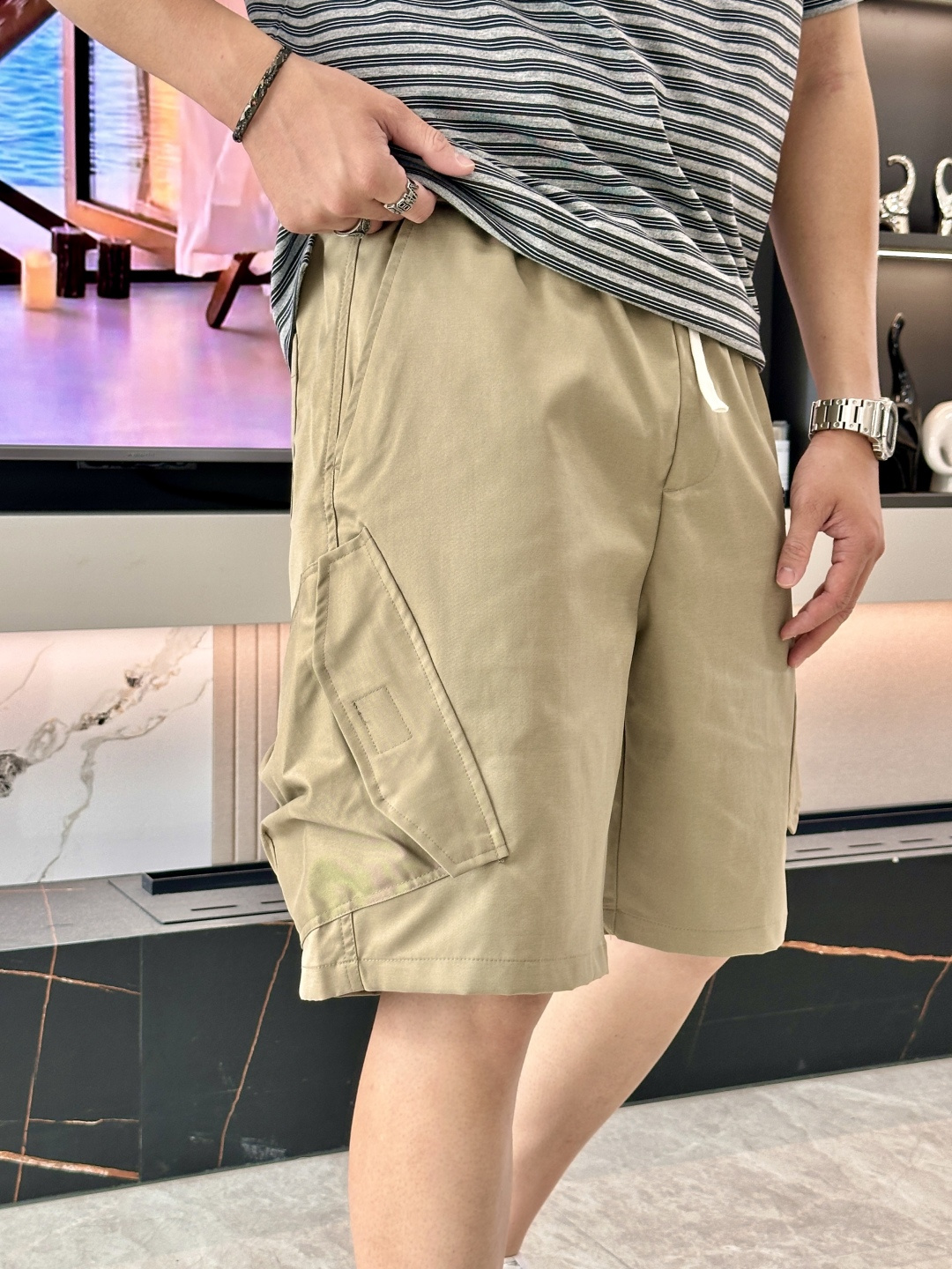 . ZEGNA 意式轻工装休闲短裤甄选高定级透气速干面料，触感如丝绸般顺滑，自带冰感垂坠。薄而不透，出汗