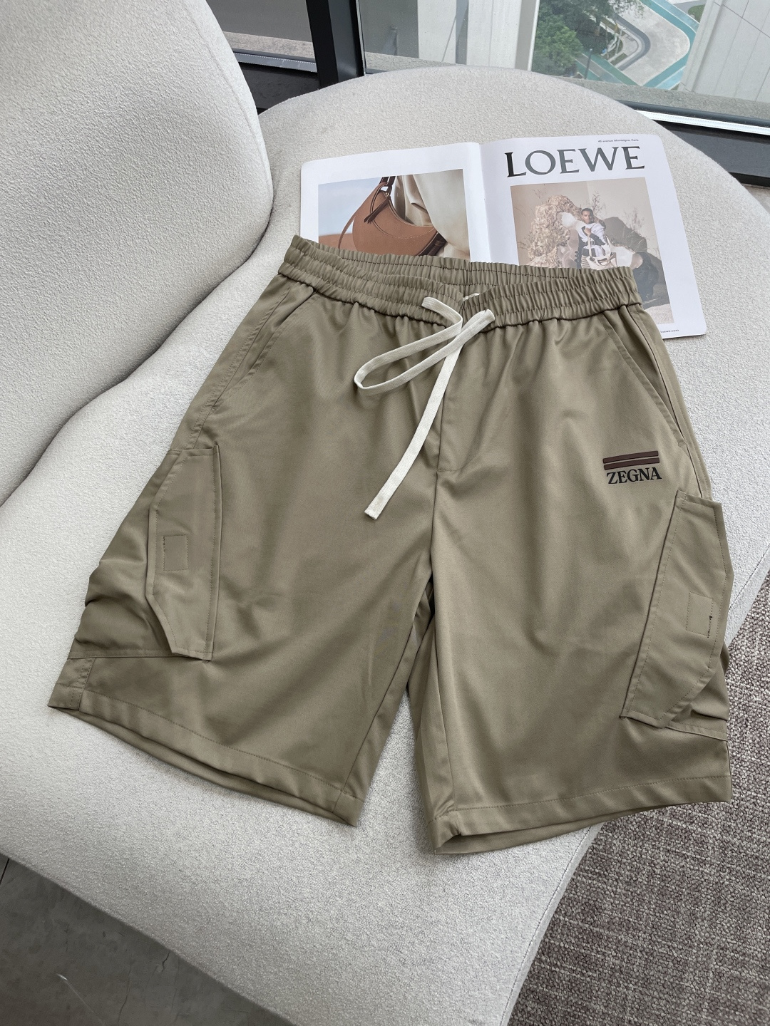 . ZEGNA 意式轻工装休闲短裤甄选高定级透气速干面料，触感如丝绸般顺滑，自带冰感垂坠。薄而不透，出汗
