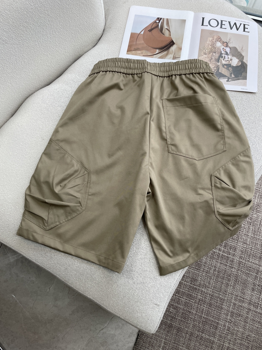 . ZEGNA 意式轻工装休闲短裤甄选高定级透气速干面料，触感如丝绸般顺滑，自带冰感垂坠。薄而不透，出汗
