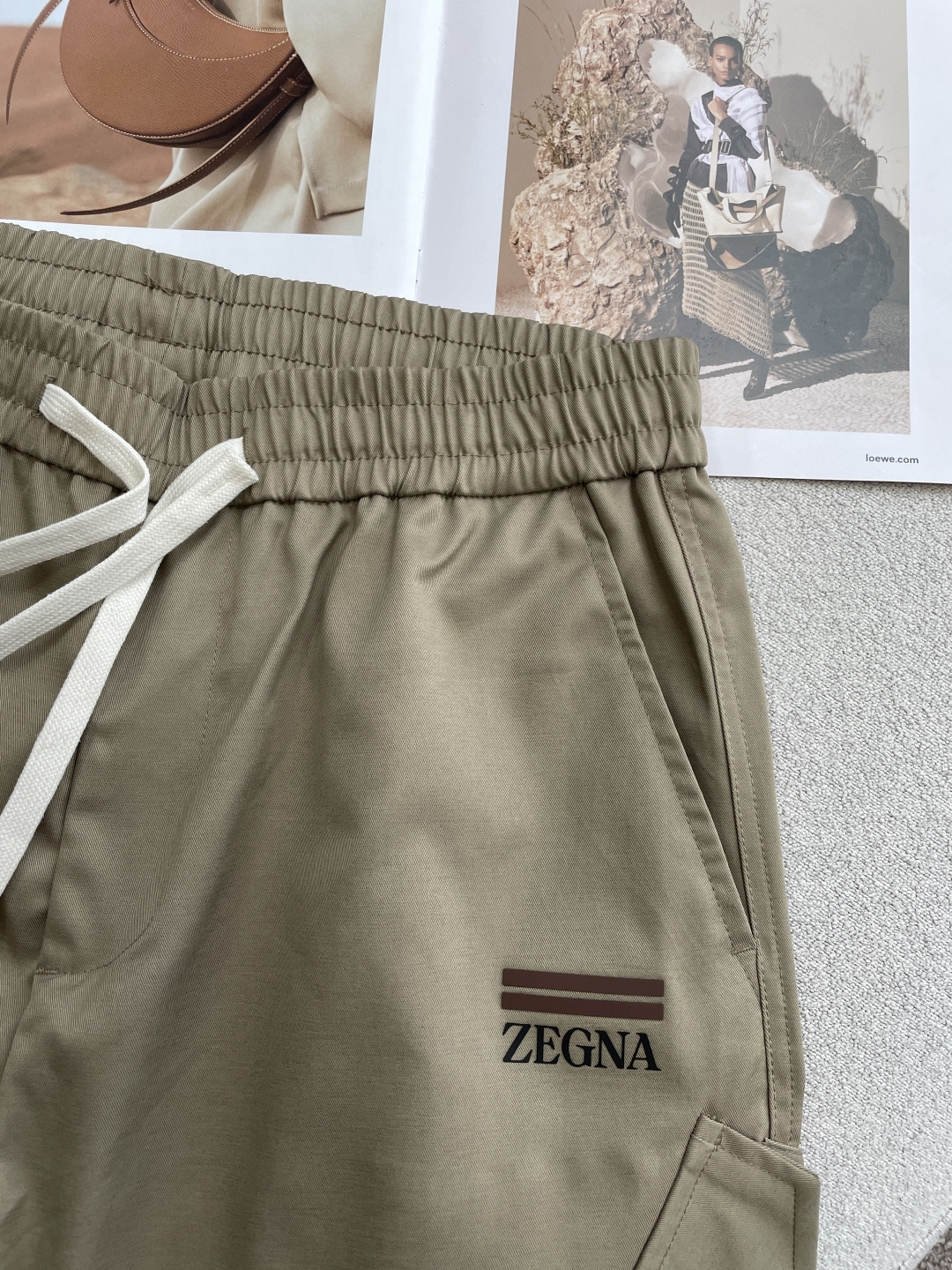 . ZEGNA 意式轻工装休闲短裤甄选高定级透气速干面料，触感如丝绸般顺滑，自带冰感垂坠。薄而不透，出汗