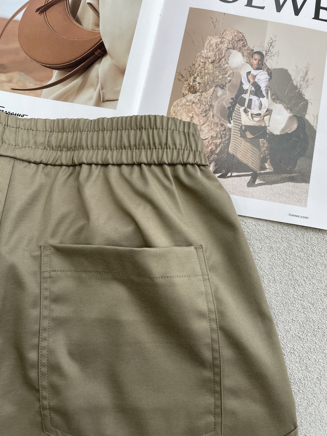 . ZEGNA 意式轻工装休闲短裤甄选高定级透气速干面料，触感如丝绸般顺滑，自带冰感垂坠。薄而不透，出汗