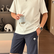 . 迪桑特 短袖T恤,采用速干面料,舒适透气且利于排汗。版型简约,胸口处有品牌标志性图案 低调彰显品牌特色,增添精致感 . 迪桑特 短袖T恤,采用速干面料,舒适透气且利于排汗。版型简约,胸口处有品牌标志性图案 低调彰显品牌特色,增添精致感