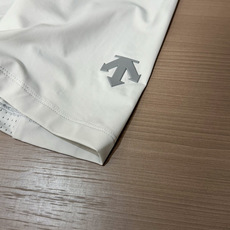 . 迪桑特 短袖T恤,采用速干面料,舒适透气且利于排汗。版型简约,胸口处有品牌标志性图案 低调彰显品牌特色,增添精致感 . 迪桑特 短袖T恤,采用速干面料,舒适透气且利于排汗。版型简约,胸口处有品牌标志性图案 低调彰显品牌特色,增添精致感