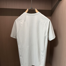 . 迪桑特 短袖T恤,采用速干面料,舒适透气且利于排汗。版型简约,胸口处有品牌标志性图案 低调彰显品牌特色,增添精致感 . 迪桑特 短袖T恤,采用速干面料,舒适透气且利于排汗。版型简约,胸口处有品牌标志性图案 低调彰显品牌特色,增添精致感