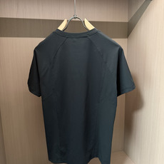 . 迪桑特 短袖T恤,采用速干面料,舒适透气且利于排汗。版型简约,胸口处有品牌标志性图案 低调彰显品牌特色,增添精致感 . 迪桑特 短袖T恤,采用速干面料,舒适透气且利于排汗。版型简约,胸口处有品牌标志性图案 低调彰显品牌特色,增添精致感